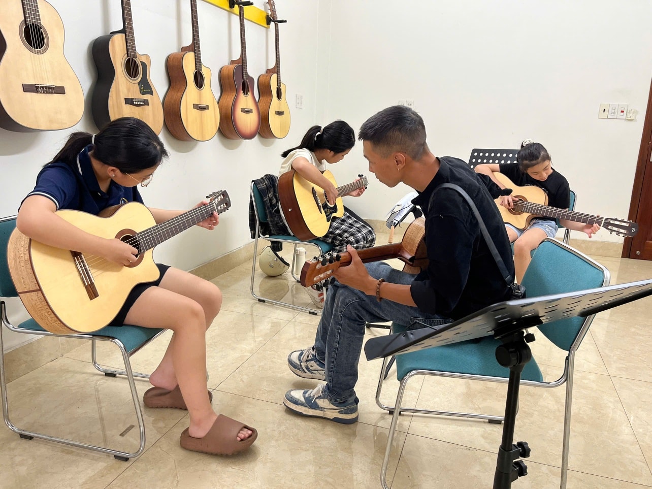 học đàn guitar ở hải dương